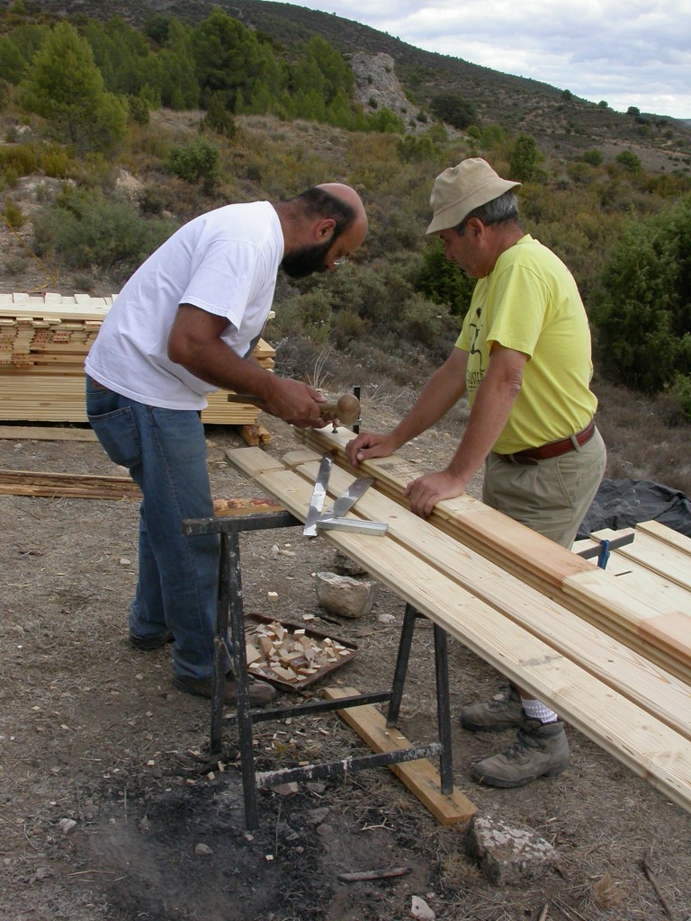 Construyendo una cabaña en el olivar Cabeza Ligendo, en 2005